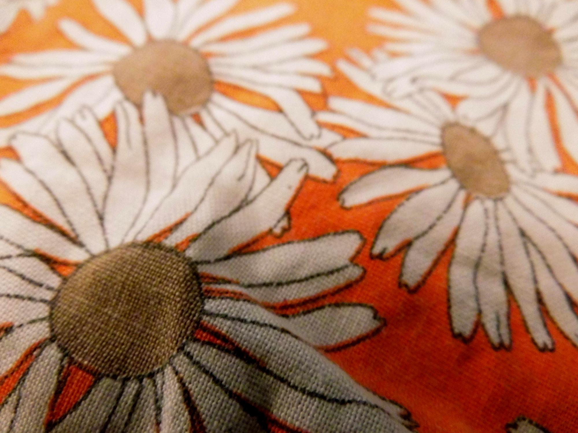 Detail einer handgestickten Blume auf Leinen